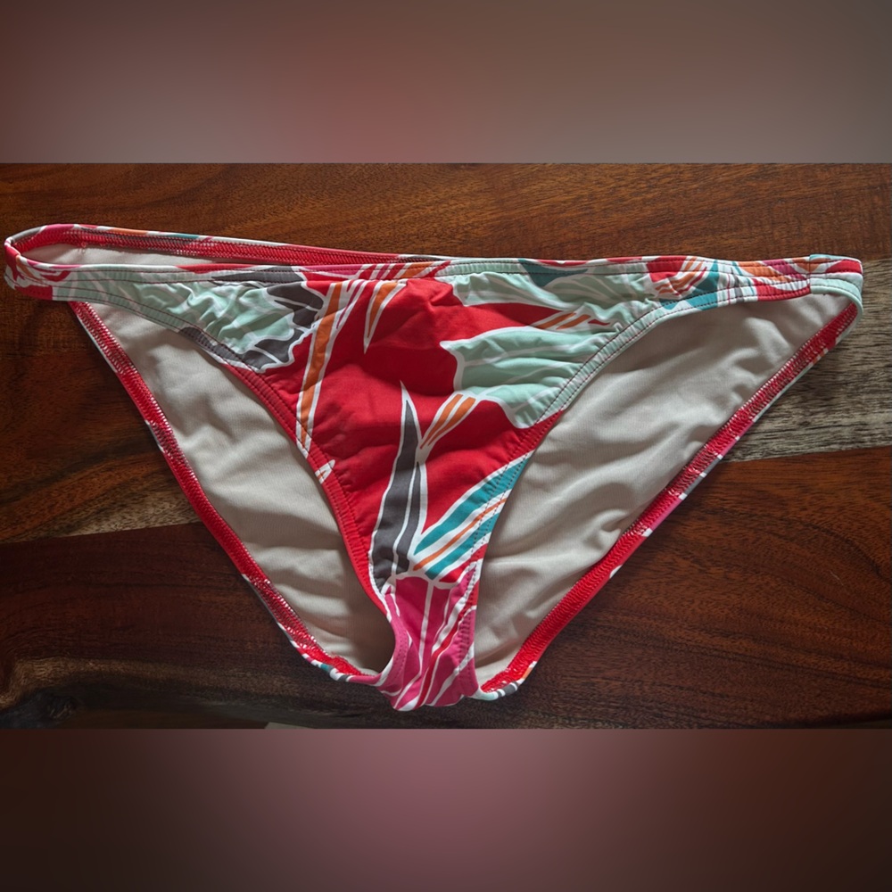 Victoria’s Secret Bikini Bottoms Size Medium Tropical Print